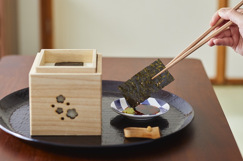 Chic Edo-style paulownia box for holding delicious nori