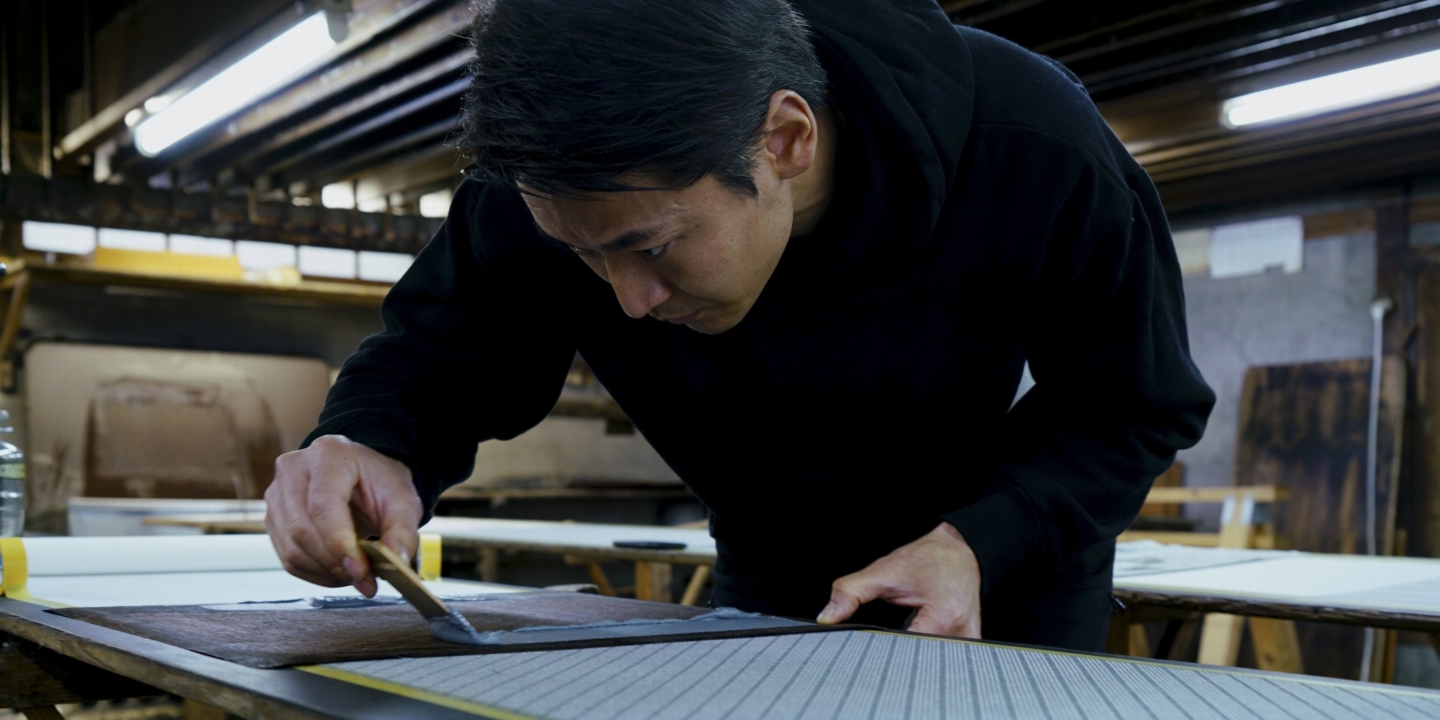 The Hirose dyeing factory has succeeded in hand-crafting the Japanese Edo Komon pattern, which refers to the Japanese aesthetic concept called “Iki”. So what is the “world of little beauty” that people have loved since ancient times?