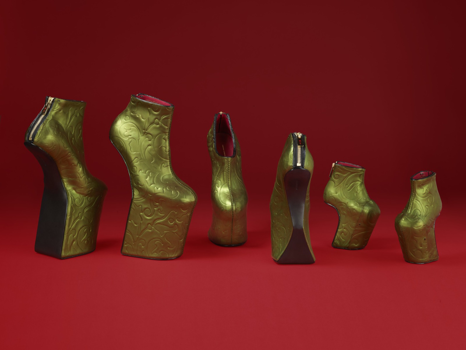 [Isehan Honten] – Heel-less shoes dyed with Japanese Beni dye added to collection at Victoria and Albert Museum