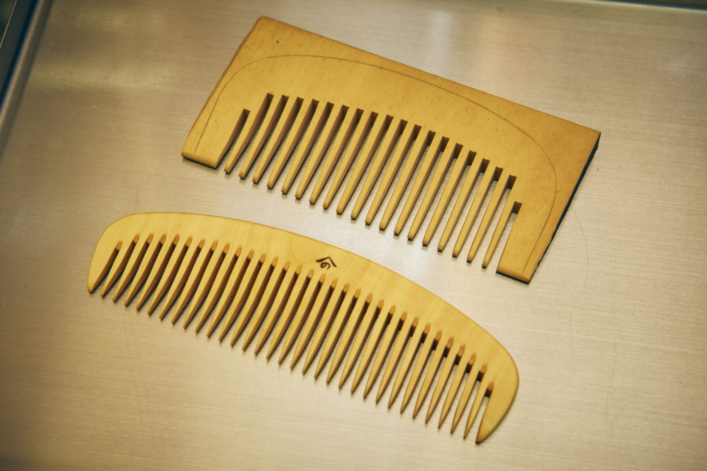 Hontsuge combs for beautiful hair, used for both daily care and fashion.