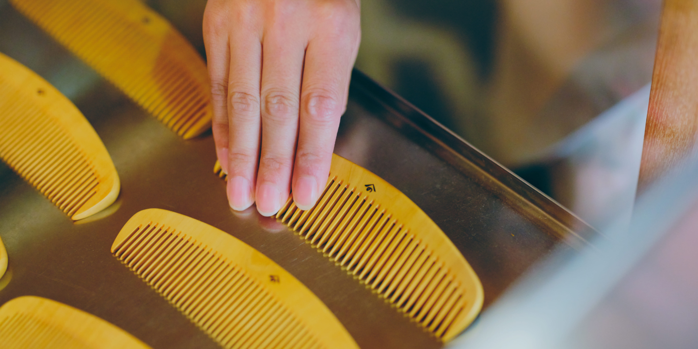 [Yonoya Kushiho (Yonoya Comb Shop)] Tame the Rainy-Season Frizz: Keeping Your Hair Smooth with Authentic Tsuge Combs