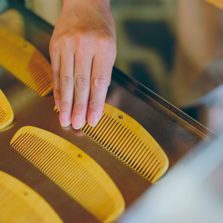 [Yonoya Kushiho (Yonoya Comb Shop)] Tame the Rainy-Season Frizz: Keeping Your Hair Smooth with Authentic Tsuge Combs