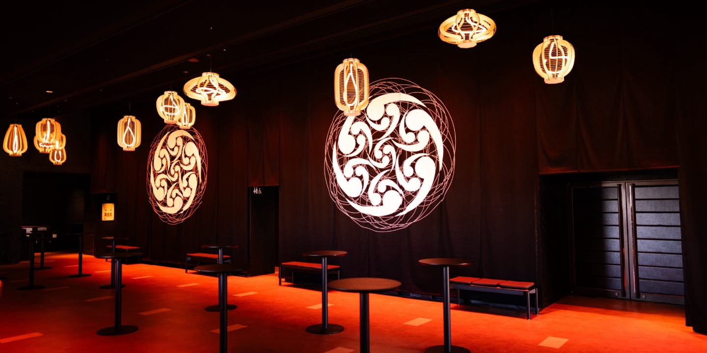 [Kyogen/Nakamura] One of the Largest Noren Curtains in World Produced at DRUM TAO THEATER KYOTO.  Features a hand-dyed mon-mandala artwork drawing inspiration from the family crests of Kyogen’s Shoryu Hatoba