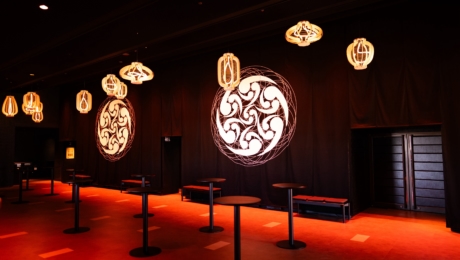 [Kyogen/Nakamura] One of the Largest Noren Curtains in World Produced at DRUM TAO THEATER KYOTO.  Features a hand-dyed mon-mandala artwork drawing inspiration from the family crests of Kyogen’s Shoryu Hatoba