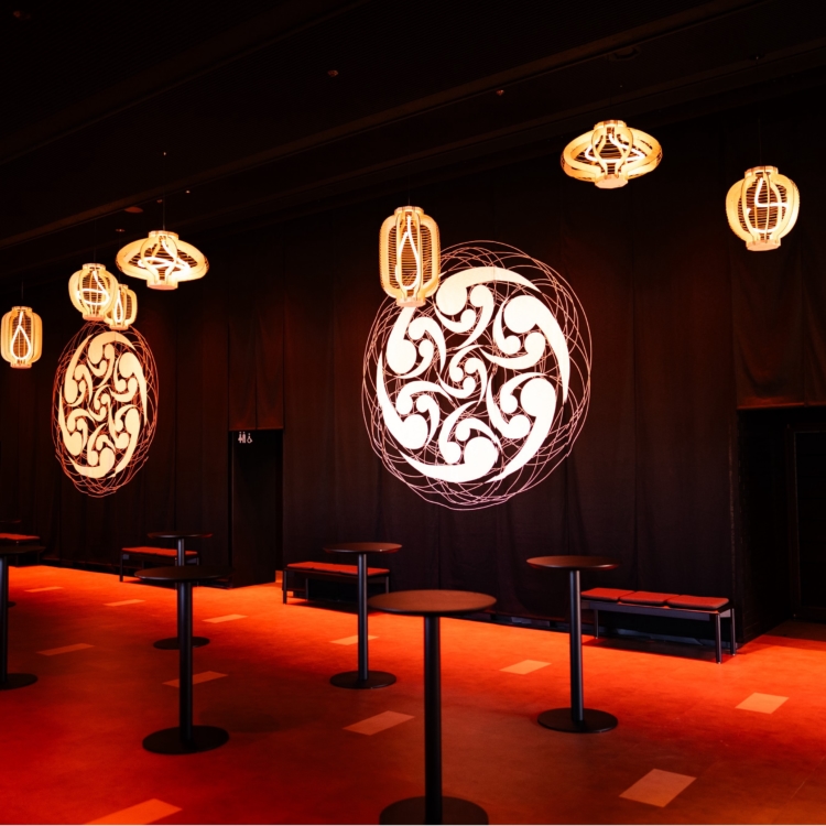 [Kyogen/Nakamura] One of the Largest Noren Curtains in World Produced at DRUM TAO THEATER KYOTO.  Features a hand-dyed mon-mandala artwork drawing inspiration from the family crests of Kyogen’s Shoryu Hatoba